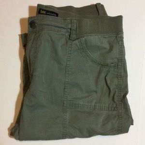 Lee relaxed fit olive green clam digger style cargo shorts. Size 18